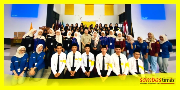 Bawaslu Kabupaten Sambas mengabadikan momen bersama Mahasiswa Baru (MABA) UNNISAS di Aula Ir H Burhanuddin A Rasyid, UNNISAS, Selasa (20/10/2026).  