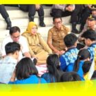 Prabasa Anantatur Wakil Ketua DPRD Kalbar menerima aspirasi Aliansi Mahasiswa Universitas PGRI Pontianak di Halaman Kantor DPRD Provinsi Kalimantan Barat, Selasa (20/10/2026).