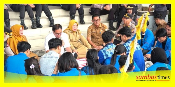 Prabasa Anantatur Wakil Ketua DPRD Kalbar menerima aspirasi Aliansi Mahasiswa Universitas PGRI Pontianak di Halaman Kantor DPRD Provinsi Kalimantan Barat, Selasa (20/10/2026).