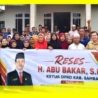 H Abu Bakar mengabadikan sesi foto bersama masyarakat dalam resesnya di Desa Tangaran, Kecamatan Tangaran, Kabupaten Sambas, Rabu (21/10/2026).