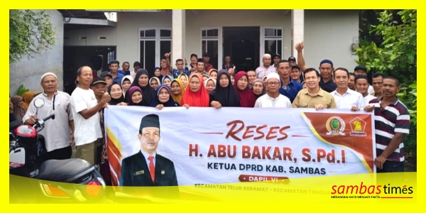 H Abu Bakar mengabadikan sesi foto bersama masyarakat dalam resesnya di Desa Tangaran, Kecamatan Tangaran, Kabupaten Sambas, Rabu (21/10/2026).