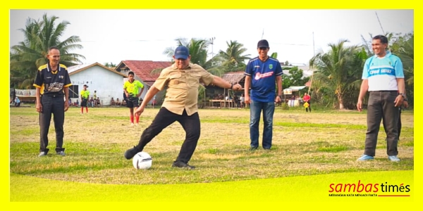 Wakil Bupati Sambas Heroaldi melakukan Kick-off pada Pembukaan Turnamen Sabaran Cup 2026, di Lapangan Sepakbola Desa Sabaran, Kecamatan Jawai Selatan. Rabu (21/10/2026).
