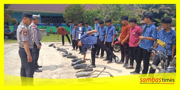 Petugas Polsek Paloh, Polres Sambas melakukan Penertiban 24 Knalpot Recing di SMAN 1 Paloh, Kecamatan Paloh, Kabupaten Sambas, Kamis (22/10/2026).
 
