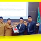 Ketua DPRD menerima dua Raperda Strategis pada Sudang Paripurna di Ruang Sidang Utama Kantor DPRD Sambas, 26 Oktober 2026 lalu.