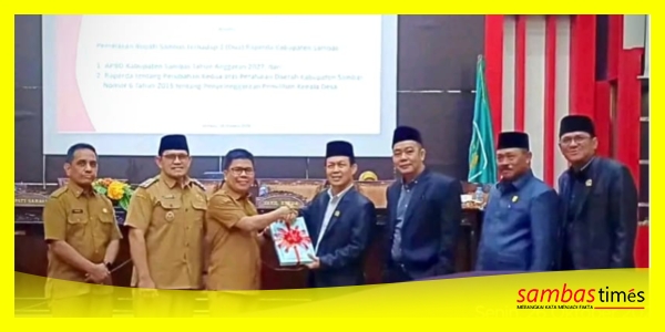 Ketua DPRD menerima dua Raperda Strategis pada Sudang Paripurna di Ruang Sidang Utama Kantor DPRD Sambas, 26 Oktober 2026 lalu.