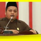 Elfan Salambia Juru Bicara Fraksi Partai Demokrat menyampaikan PU Fraksinya di Ruang Sidang Utama Kantor DPRD Sambas, Selasa (27/10/2026).