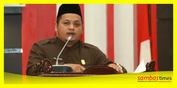 Elfan Salambia Juru Bicara Fraksi Partai Demokrat menyampaikan PU Fraksinya di Ruang Sidang Utama Kantor DPRD Sambas, Selasa (27/10/2026).