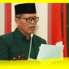 Ariyadi Juru Bicara Fraksi PKB menyampaikan PU Fraksinya Tentang Dua Raperda di Ruang Sidang Utama Kantor DPRD Sambas, Selasa (27/10/2026).