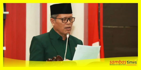 Ariyadi Juru Bicara Fraksi PKB menyampaikan PU Fraksinya Tentang Dua Raperda di Ruang Sidang Utama Kantor DPRD Sambas, Selasa (27/10/2026).