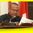 Supni Alatas Juru Bicara Fraksi Golkar menyampaikan PU Fraksinya di Ruang Sidang Utama Kantor DPRD Sambas, Selasa (27/10/2026).