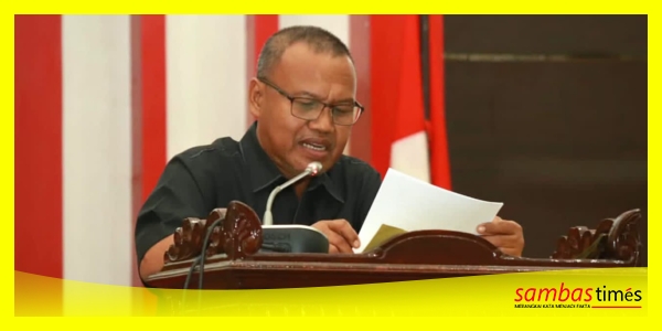 Supni Alatas Juru Bicara Fraksi Golkar menyampaikan PU Fraksinya di Ruang Sidang Utama Kantor DPRD Sambas, Selasa (27/10/2026).