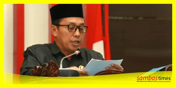 Nandes Juru Bicara Fraksi PAN pada Paripurna DPRD Sambas tentang Dua Raperda Kabupaten Sambas di Ruang Sidang Utama Kantor DPRD Sambas, Selasa (27/10/2026).