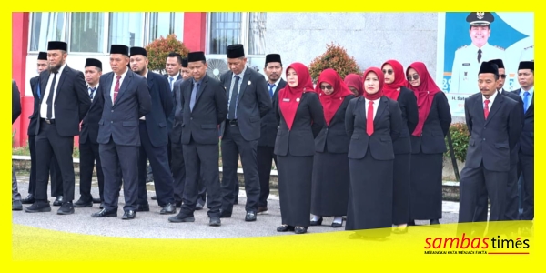 Anggota Bawaslu Kabupaten Sambas, Henny Yusnita mengikuti Upacara Peringatan Hari Sumpah Pemuda ke-98 di Halaman Kantor Bupati Sambas, Rabu (28/10/2026).